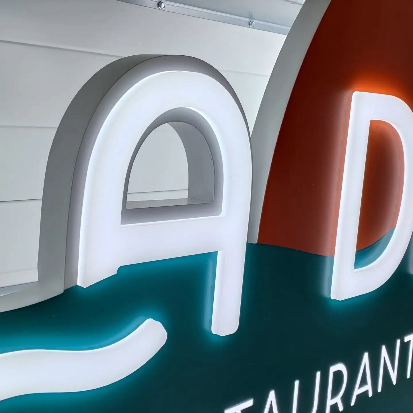 agence-graphics-la-derive-enseigne-lumineuse-relief-bloc-led-fabrication-pvc-plexiglas-alu-mimizan-biscarrosse-landes